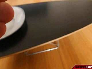 Sora Mea Vitregă Îmi Trimite Poze Naughty Ale Sânilor Ei