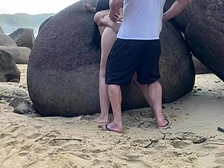 热妻大翘臀丁字裤小径漫步