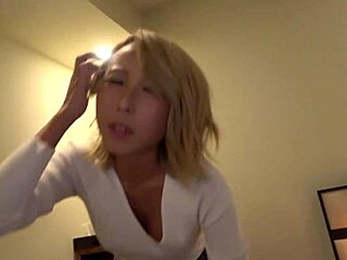 Asian girl gives blowjob, squirts, gets facial 😋