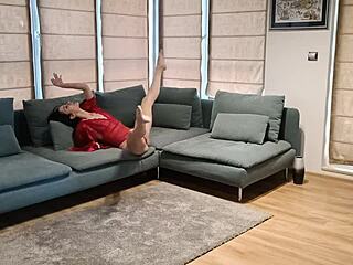 ¡Oye, mira este baile único de una morena impresionante! ¡Guau!