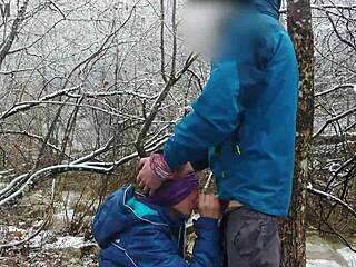 Outdoor Orális Szex a Hegyi Folyónál