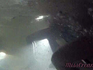 공공 수영장에서 보지 플래시, 남자가 도와 자위 - 사람들 가까이 위험해 - misscreamy