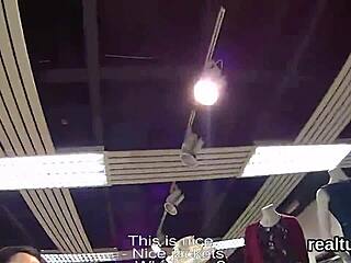 تشيكية أنيقة مغرية في المول ومبزوزة بقوة في بي أو في