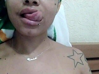 Curica sa velikim sisama se drka nakon tuša