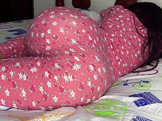 Извращённый отчим разрывает тугую попку невинного пасынка дома