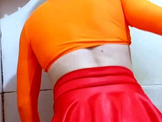 कैरोल क्रॉस फेमबॉय गज़ब की हॉट लगती है!