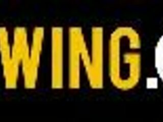 我是那个性感黑发美女，在我男人面前吸大鸡巴