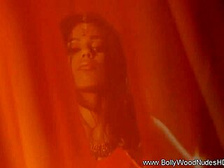 Ana, den smukke indiske pige, frister med langsom striptease i revne klæder solo