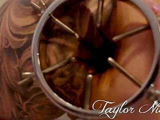 现在填满那个屁股！用玩具猛插和拳交她张开的洞，狂野肛交动作。