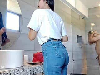 Človek, jebem v pasjem slogu v kopalnici s to Latino ritjo, odpeljal jo v hotel, hudiča, vroča je!