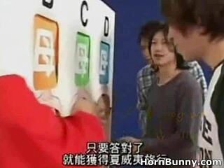 의붓아들이 일본 엄마와 게임쇼에서 격렬한 섹스!