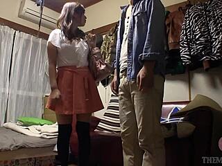 Človek, zgrabi to ljubko japonsko punco za perverzno zabavo