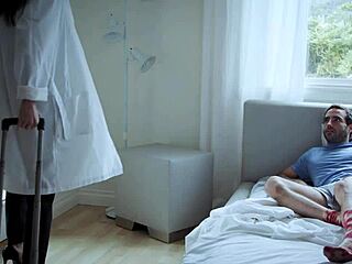 Silvia Saige, dovoľ mi namazať tú podráždenú kožu. Ohni sa hneď!