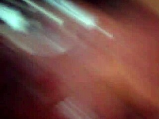 Kız kardeşler sert seansında birbirlerinin memelerini asıyor!