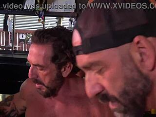 Policajti zrážejí bar na intenzivní gay orgii