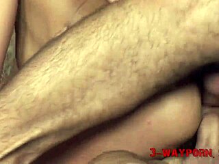 想看这个纹身黑发美女大奶子在狂野双插群交？