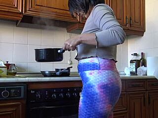 Tiltott! Mostohaanya nyalja a 18 éves mostohafiú seggét közelről, házi klipben!