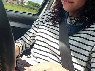 Si rambut coklat kurus, erm, gosok luar kereta, memang kinky lah!