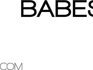 Babes com presenta a Lena Nicole en susurros suaves.