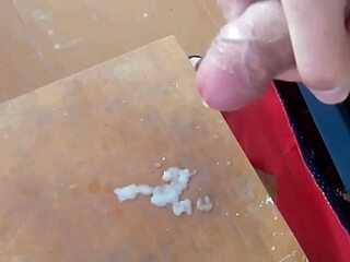 Nézd ezt a hatalmas férfios ondólövést és orgazmus-összeállítást