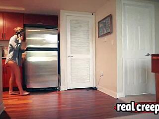 Гледам сладката мадама да се чука здраво от кур