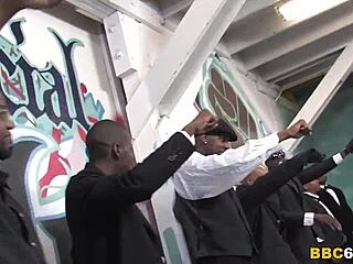 Tweety Valentine Irklararası Grup Sikişine Giriyor