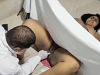 秘密妇科医生治疗胖病人，趁她不知情干了她的小穴，哈？