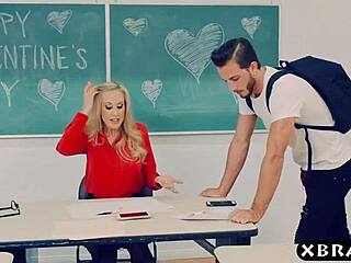 天哪，Brandi Love这熟女老师和年轻小伙搞上了！