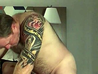 Cherry Shay lo toma profundo en sus tres agujeros