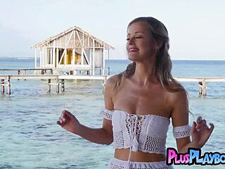 О боже, зашеметяваща блондинка MILF Olivia Preston се съблича гола на открито, толкова горещо!