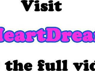 Лесбо MILF жестко дрочит тугую тинейджерскую киску