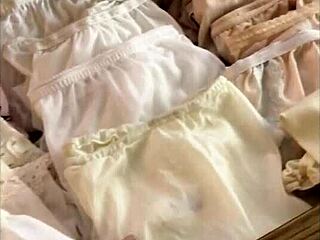 แอบดูในลิ้นชักกางเกงในของแม่เลี้ยงเพื่อความเสียวซ่าน