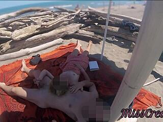 Hé, nézd, ahogy ez a exhibicionista tanárnő vad kézimunkát ad egy nyilvános strandon MissCreamy-vel!