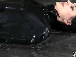 我给那个性感美女的屁股鞭打，让它红肿疼痛