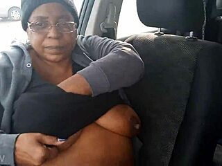 Bestemors store naturlige pupper og mage ertet i bil-voyeurlek