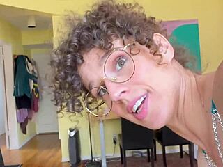 Äitipuoli testaa suuntautumistani villillä alusvaateanaalilla