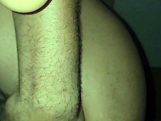 Stiekem vingeren aan het natte kutje van mijn stiefnichtje