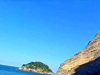 嘿，这对非洲夫妇海滩业余内射性爱超兴奋，要加入吗？