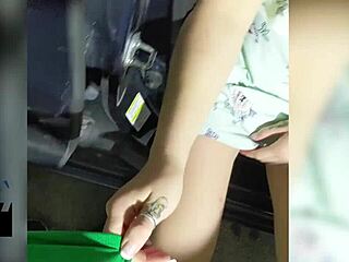 Blondýna s velkýma prcíky jezdí BBC ve veřejný záchodce