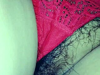 أعرض زوجتي في ثونغها الأحمر - مغري؟