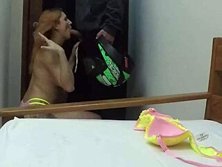 Repartidor en moto se liga una mamada caliente de una latina