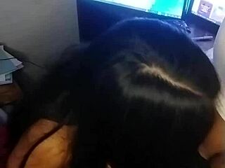 Puta mexicana me la chupa mientras un pervertido me pajea