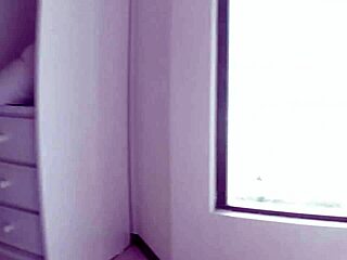 Repartidor en moto se liga una mamada caliente de una latina