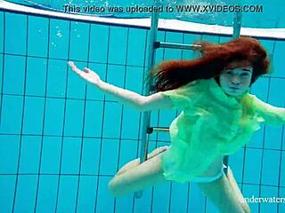 Nina Mohnatka revela coño peludo en bikini de playa delgado