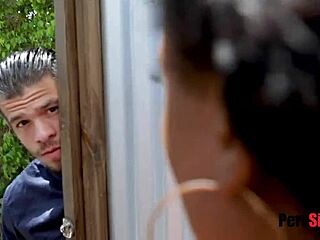 Demi Sutra es follada duro por su hermanastro blanco que anhela su cuerpo