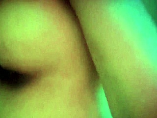 Isteri rumah bagi ganjaran panas pada kawan suami