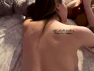 Helvete! Kunde inte motstå att knulla heta styvmamman i pappas säng!