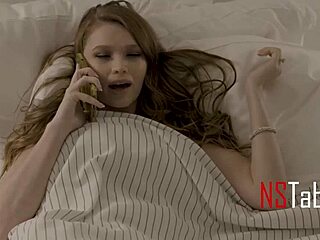 Жена в розово бельо с сладки лунички изненадва съпруга си