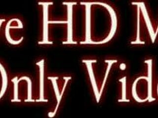 Може ли униформата на Nicky Ferrari да скрие нейните големи цици?