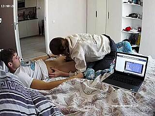 Oye, cariño, ¿quieres chupármela y pajearme como esta chica europea?